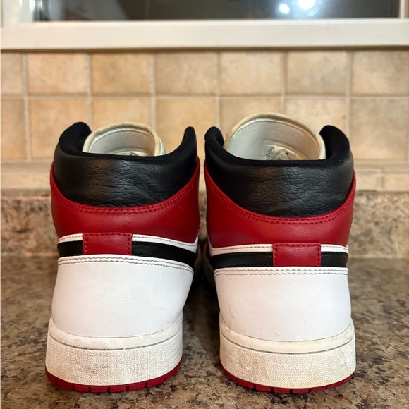 Jordan 1 Mid Chicago toe - Picture 2 of 5